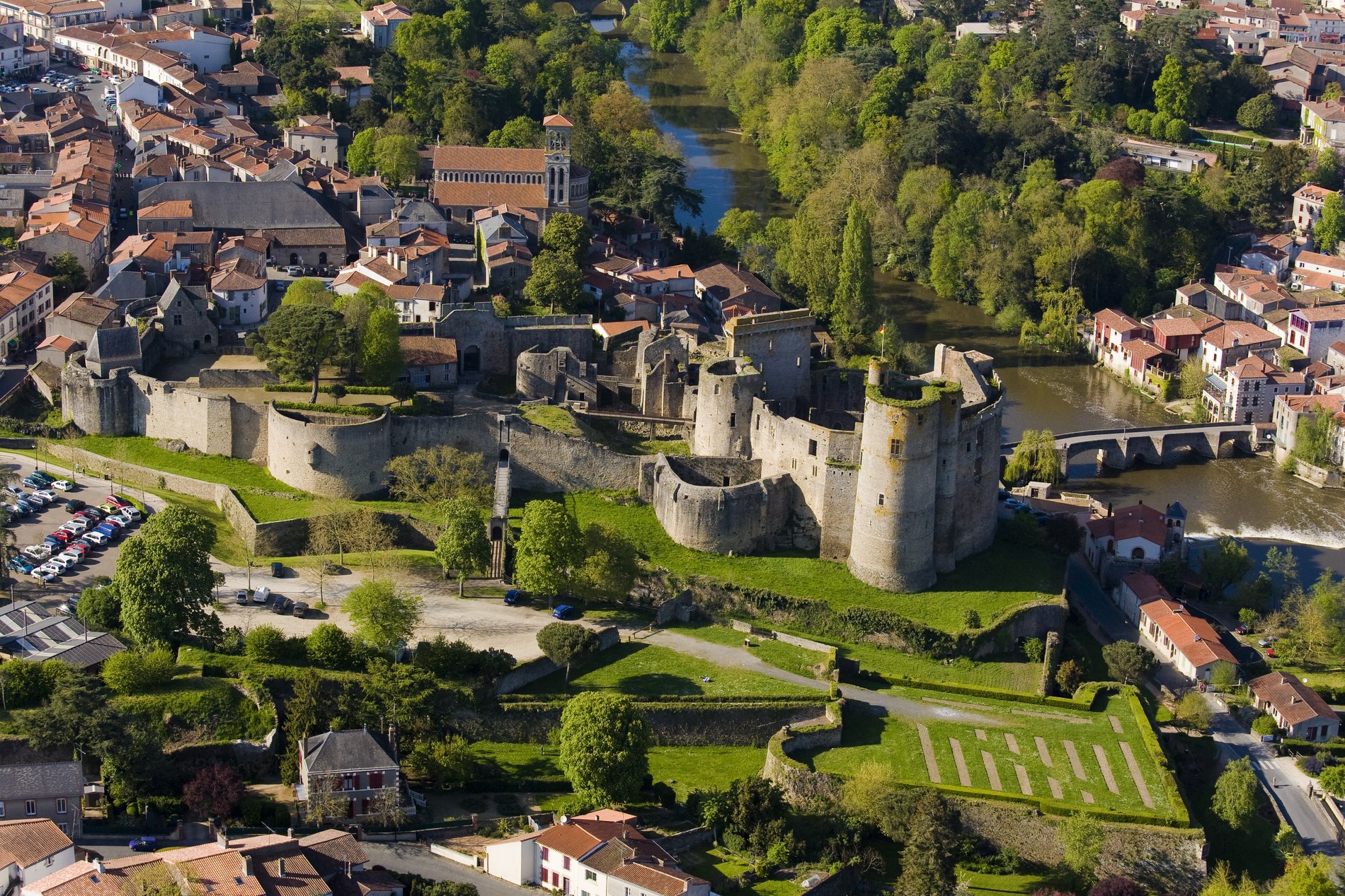 Visite de Clisson et du site du Hellfest - CASA'vill Visite de Clisson et du site du Hellfest - CASA'vill